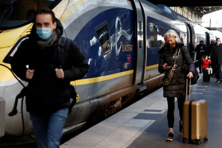Hành khách tại một ga xe lửa ở Paris, Pháp, ngày 14/1/2022. (Ảnh: REUTERS) 