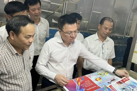 Tổng Biên tập Lê Quốc Minh đã ký và nhấn nút phát lệnh in ấn phẩm Xuân Nhân Dân Nhâm Dần 2022.