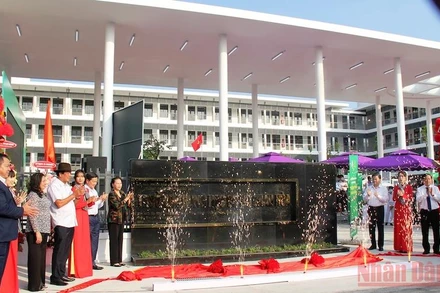 Nghi thức khánh thành Trường THCS Châu Hòa.