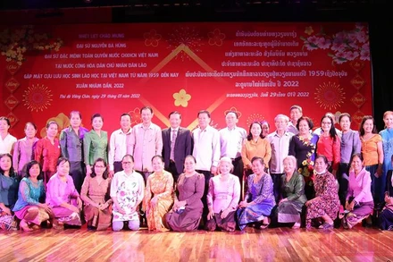 Đại sứ Nguyễn Bá Hùng (đứng thứ 9 từ trái sang) chụp ảnh lưu niệm cùng các cựu lưu học sinh Lào tại Việt Nam. (Ảnh: Duy Toàn)