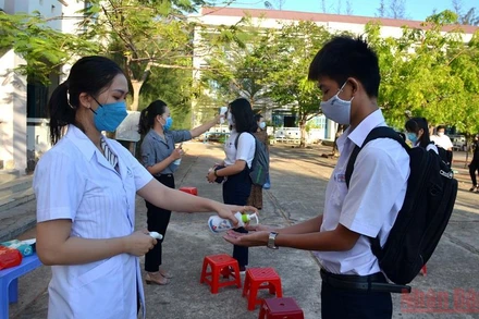 Ảnh minh họa: Thực hiện các biện pháp bảo đảm an toàn phòng, chống dịch Covid-19 khi học sinh trở lại trường. 