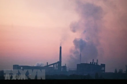 Khí thải phát ra từ một nhà máy thép ở Sofia, Bulgaria. (Ảnh: AFP/TTXVN) 