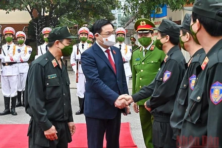 Chủ tịch Quốc hội Vương Đình Huệ với cán bộ chỉ huy Bộ Tư lệnh Cảnh sát cơ động. (Ảnh: Duy Linh)