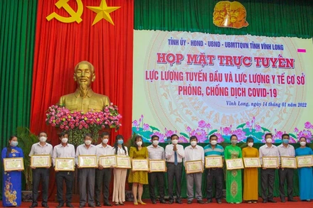 Bí thư Tỉnh ủy Vĩnh Long Bùi Văn Nghiêm trao khen cho những tập thể có thành tích xuất sắc trong công tác phòng, chống dịch Covid-1, sáng 14/1. (Ảnh: BÁ DŨNG) 