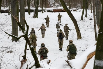 Một binh sĩ lực lượng vệ binh quốc gia Ukraine nổ súng giết đồng đội tại nhà máy quân sự Ukraine. (Ảnh: aljazeera.com)