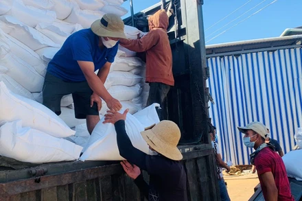 Cấp gạo dự trữ hỗ trợ người dân khó khăn do Covid-19 trong năm 2021 ở Đắk Lắk. (Ảnh: Công Lý)