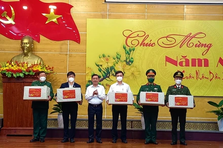 Đồng chí Trần Cẩm Tú tặng quà, động viên các lực lượng tuyến đầu chống dịch tại Quảng Bình.