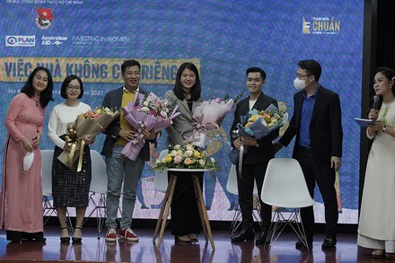 Các đại biểu tham gia talkshow “Việc nhà không của riêng ai”. (Ảnh: Ban tổ chức)