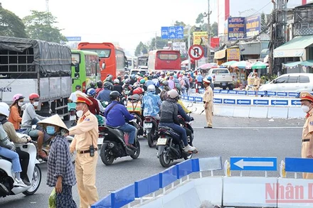Lượng phương tiện giao thông từ các tỉnh, thành phố Đông Nam Bộ về các tỉnh miền Tây quá đông.