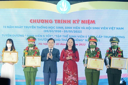 Các đồng chí Võ Thị Ánh Xuân và Nguyễn Anh Tuấn (thứ 3 và thứ 4 từ phải qua) trao danh hiệu “Sinh viên 5 tốt” cấp Trung ương tặng các cá nhân xuất sắc, tiêu biểu tại buổi lễ.