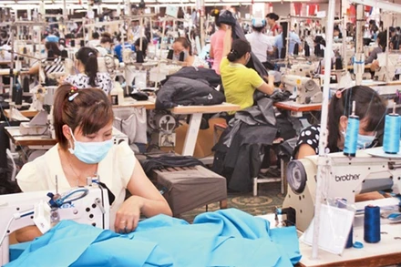 May hàng xuất khẩu tại Công ty cổ phần may mặc Đồng Tiến (Đồng Nai).