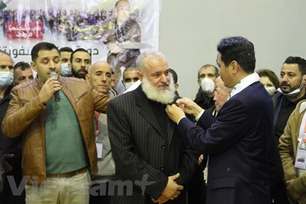 Đại sứ Nguyễn Thành Vinh trao Kỷ niệm chương vì sự nghiệp văn hoá, thể thao và du lịch của Bộ trưởng Văn hóa, Thể thao và Du lịch cho võ sư Aitabdelmalek Larbi. (Ảnh: Tấn Đạt/Vietnam+)