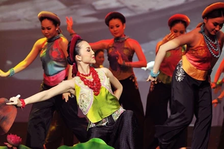 Một tiết mục biểu diễn của Đoàn ca múa nhạc Bông Sen.