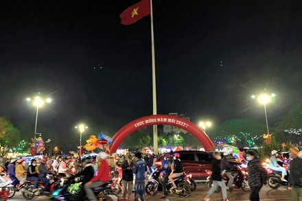 Nhiều người dân ở Đắk Lắk đổ về khu vực Ngã 6 Buôn Ma Thuột vui chơi chờ đón Giao thừa Xuân Nhâm Dần 2022.