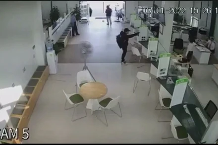 Hình ảnh tên cướp trong phòng giao dịch ngân hàng được camera ghi lại.