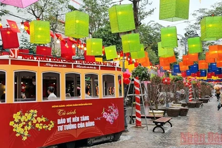 Phố Sách được trang hoàng ấn tượng trong ngày khai mạc.