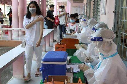 Học sinh Vĩnh Long tiêm vaccine đạt gần 100%. (Ảnh: BÁ DŨNG)