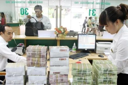 Cần hỗ trợ để người dân tiếp cận dịch vụ tài chính chính thống. Ảnh minh họa: TTXVN