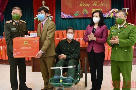 Bộ trưởng Công an Tô Lâm tặng quà Trung tâm điều dưỡng thương binh Thuận Thành và các thương, bệnh binh.