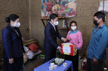 Trưởng Ban Kinh tế trung ương thăm tặng quà gia đình có hoàn cảnh khó khăn tại thành phố Lai Châu.