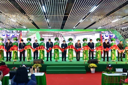 Các đại biểu thực hiện nghi lễ cắt băng khánh thành. (Ảnh: Thành Đạt)