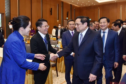 Thủ tướng Phạm Minh Chính với các kiều bào.