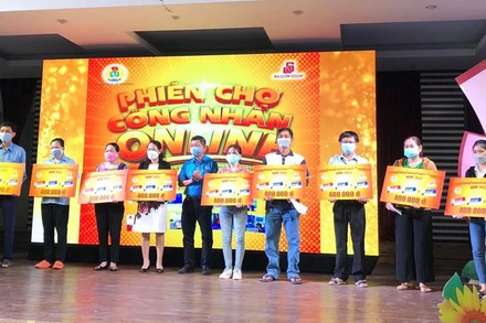 Các công nhân, người lao động nhận quà từ đại diện Ban tổ chức Chương trình “Phiên chợ Công nhân - Online” 