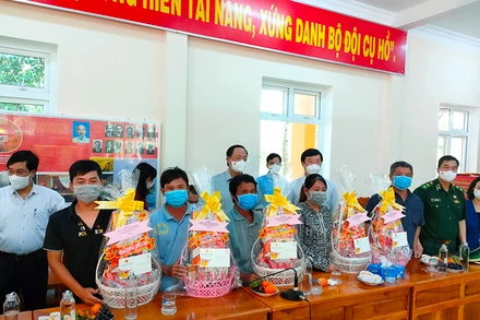 Đoàn công tác tặng quà Tết cho người có hoàn cảnh khó khăn do ảnh hưởng của dịch bệnh