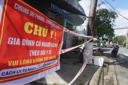 Các nhà cách ly được chăng dây mềm và dán bảng thông báo.