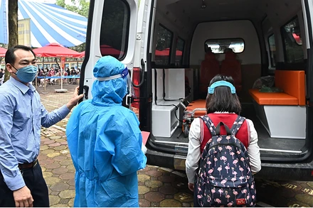 Diễn tập các tình huống đưa học sinh quay trở lại trường tại Trường Trung học cơ sở Giảng Võ, Ba Đình, Hà Nội. (Ảnh: Minh Hà)