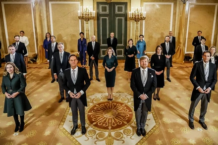 Nhà Vua Hà Lan Willem-Alexander (thứ 2, phải, hàng đầu) và Thủ tướng Mark Rutte (thứ 2, trái, hàng đầu) tại lễ tuyên thệ nhậm chức của Chính phủ mới ở The Hague, ngày 10/1/2022. (Ảnh: AFP/TTXVN)