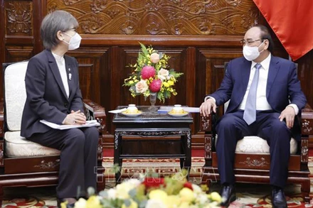 Chủ tịch nước Nguyễn Xuân Phúc tiếp Chủ tịch Công ty TNHH Giáo dục Y Khoa Nhật Bản Kusumi Mari. (Ảnh: TTXVN)