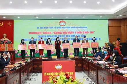 Mặt trận Tổ quốc thành phố Hà Nội chuyển giao kinh phí từ chương trình “Sóng và máy tính cho em” tới  mặt trận các cấp.