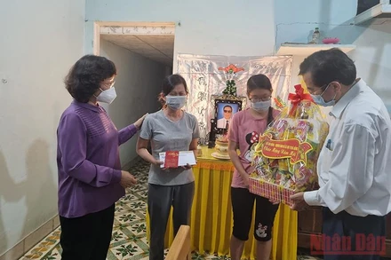 Lãnh đạo TP Đà Nẵng thăm, động viên các cháu có cha, mẹ tử vong vì Covid-19. 