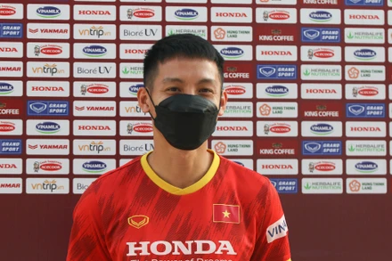 Hùng Dũng trả lời phỏng vấn trước buổi tập. (Ảnh: VFF)