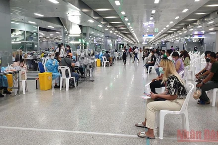 Người dân chờ tiêm vaccine tại Trung tâm Tiêm chủng trung ương ở thủ đô Bangkok, Thái Lan. (Ảnh: NAM ĐÔNG)