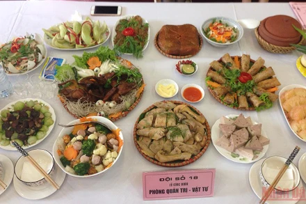 Trình bày các món ăn trong một cuộc thi nấu cỗ Tết.