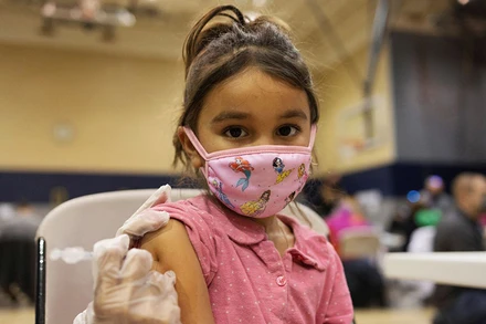 Bé gái được tiêm vaccine ngừa Covid-19 tại bang Pennsylvania, Mỹ, ngày 5/12/2021. (Ảnh: Reuters)