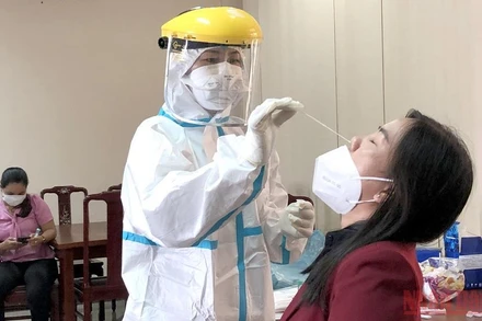 Lấy mẫu xét nghiệm nhanh người chưa tiêm ngừa Covid-19 trở về Sóc Trăng đón Tết Nguyên đán.