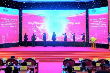 Các đại biểu thực hiện nghi thức khai trương Trung tâm giám sát điều hành đô thị thông minh thành phố Đồng Hới.