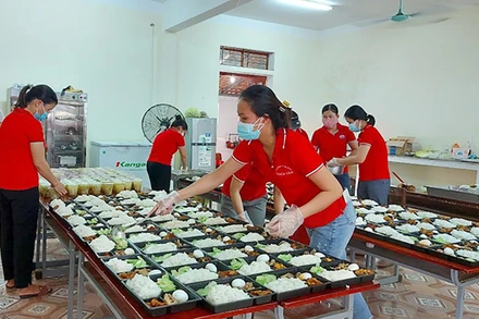 Giáo viên Trường mầm non 1 Tân Lâm Hương (huyện Thạch Hà, tỉnh Hà Tĩnh) hỗ trợ hàng nghìn suất ăn miễn phí phục vụ người dân cách ly y tế tại trường.