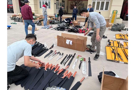 Hàng nghìn vũ khí thô sơ bị cơ quan chức năng thu giữ.