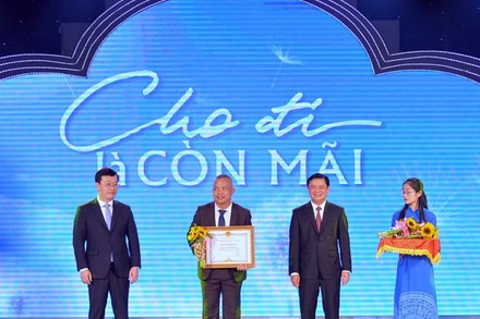 Tặng Bằng khen và hoa tri ân đơn vị đóng góp vào Chương trình "Tết vì người nghèo Xuân Nhâm Dần 2022". (Ảnh: THÀNH CƯỜNG)