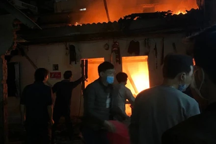 Vụ nổ khiến phòng trọ bốc cháy ngùn ngụt. (Ảnh: TTXVN)