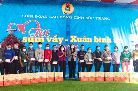 Phó Chủ tịch nước Võ Thị Ánh Xuân và lãnh đạo Tỉnh ủy Sóc Trăng tặng quà Tết cho công nhân, người lao động tại Khu công nghiệp An Nghiệp.