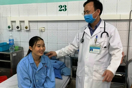 Bác sĩ động viên bệnh nhân bình phục sau điều trị.