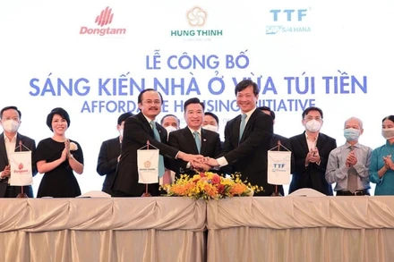 Đại diện ba tập đoàn cam kết xây dựng 100.000 căn nhà giá rẻ.