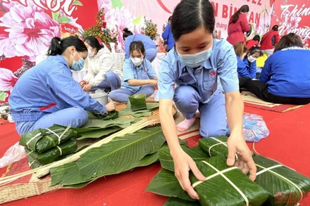 Công nhân khu công nghiệp vui "Tết Sum vầy - Xuân bình an 2022" do Công đoàn các khu công nghiệp - chế xuất Hà Nội tổ chức.