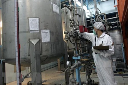 Kỹ thuật viên làm việc tại cơ sở hạt nhân Isfahan, cách thủ đô Tehran của Iran 420km về phía nam. (Ảnh: AFP/ TTXVN)