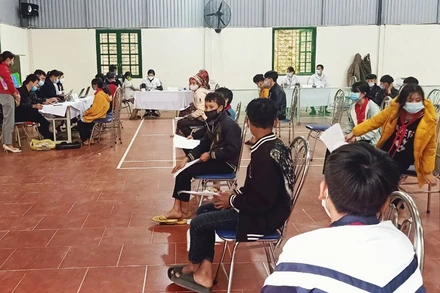 Tỉnh Lào Cai đẩy mạnh tiêm vaccine cho học sinh từ 12-17 tuổi để phòng Covid-19.